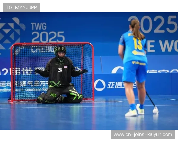 曲棍球守门员装甲太重跌倒爬不起来