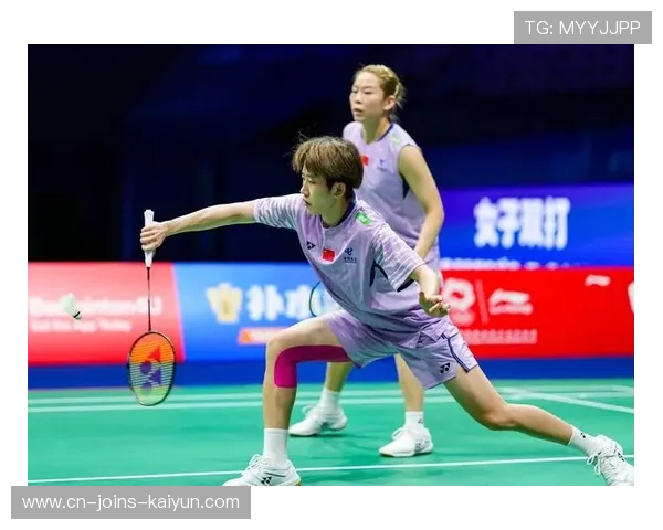 羽毛球双打撞拍后神奇得分,队友相视狂笑 羽毛球双打撞拍后神奇得分,队友相视狂笑