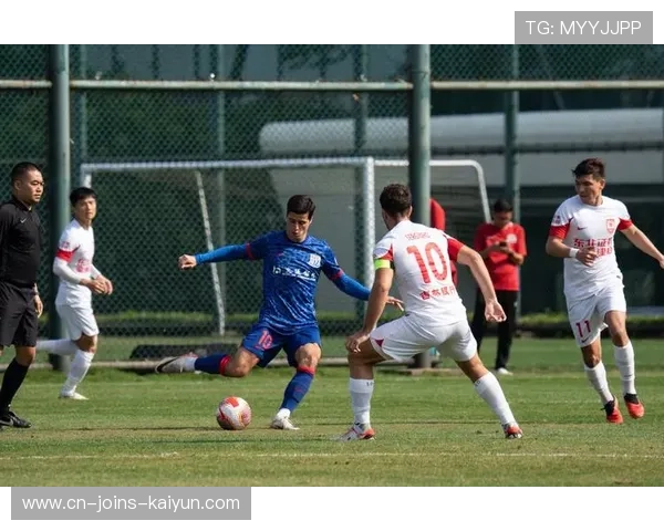 前锋在训练中练习快速转身射门，禁区效率显著提升